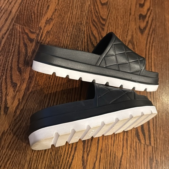 Stud EVA Beach Slides by J/Slides NYC. Faux quilted forefoot. Size 8. - Picture 3 of 4